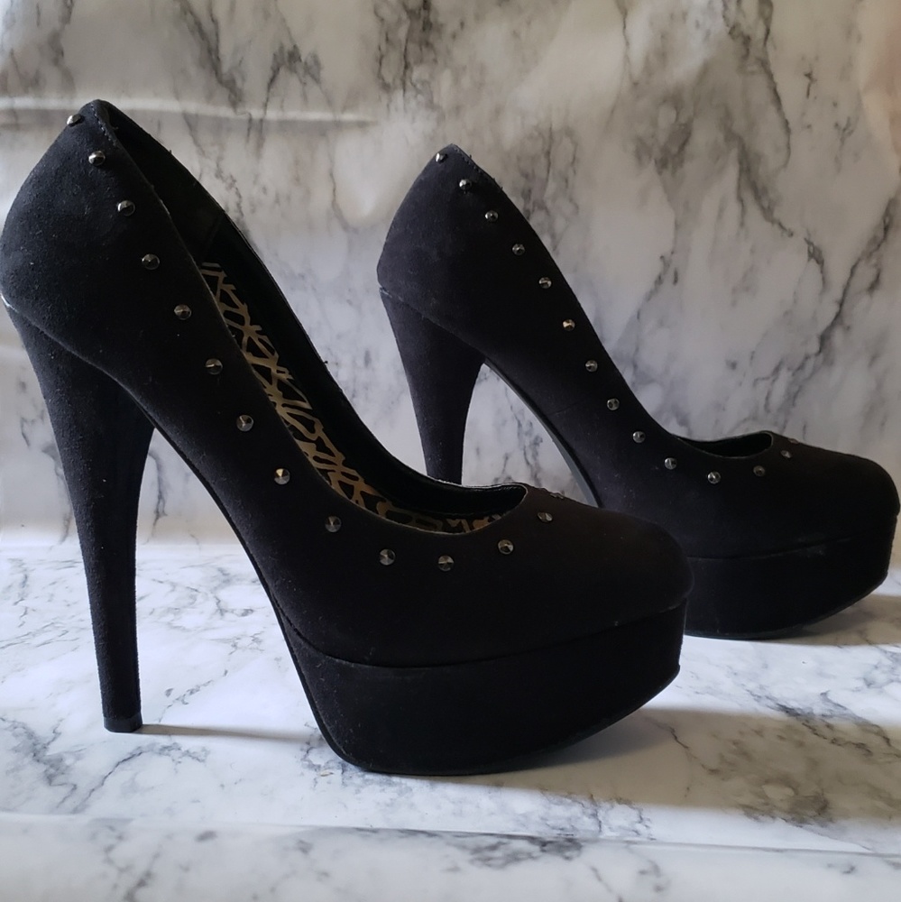 Stiletto platform pumps